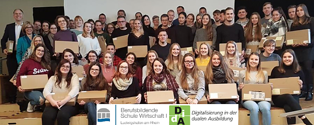 Ausgabe der ersten Rechner im Schuljahr 2018/19 an der BBS WI Ludwigshafen